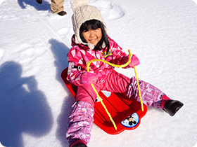 雪そりゲレンデで雪遊び