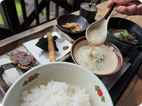 げんき亭で自然薯料理