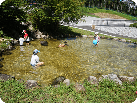 じゃぶじゃぶ池で遊ぶ